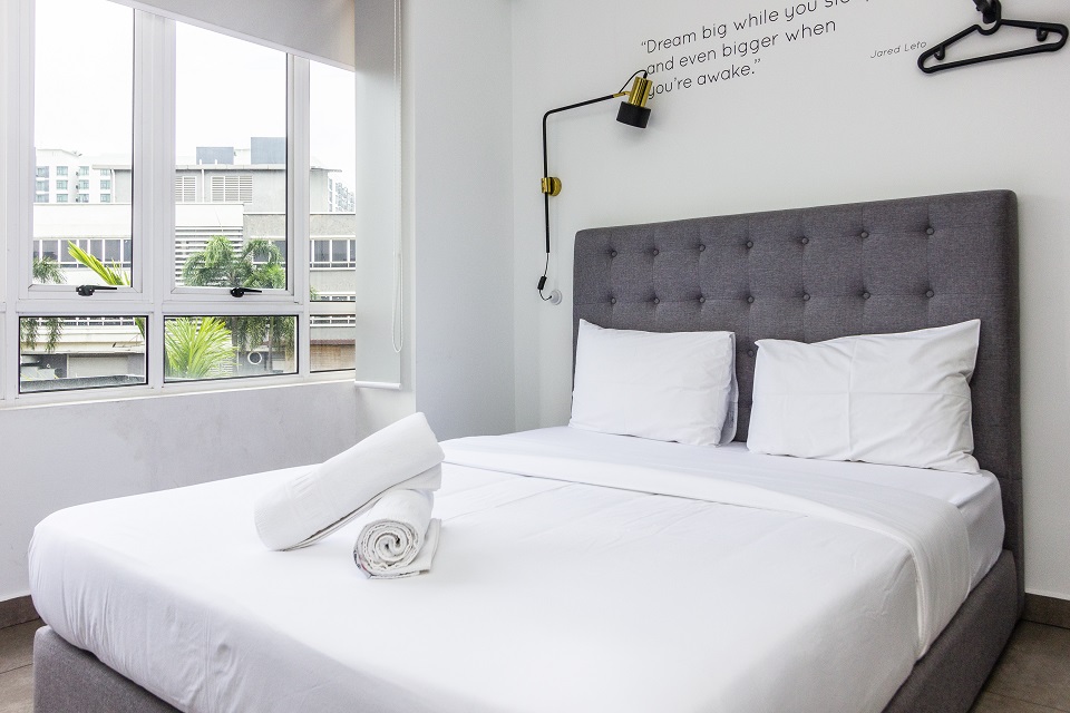 R111 4448 Linen Wall